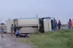 Espectacular vuelco de un camin de Higiene Urbana de la Municipalidad