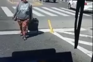 Una mujer simul� ser atropellada por un colectivo para cobrar el seguro