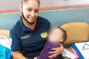 Un polica cordobs rescat a una nena del maltrato y pidi su guarda hasta que sea dada en adopcin