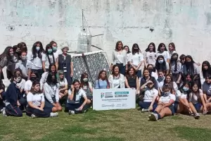 Ante la falta de agua caliente en sus casas, un grupo de alumnas cre un calefn solar: ganaron un premio de $2 millones