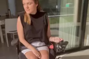 Una joven en sillas de ruedas denunci que la discriminaron y le negaron el ingreso a un bar