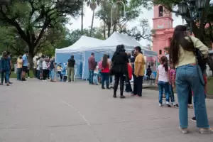Rezagados colmaron la Plaza 25 de Mayo, mientras crece Omicron en las provincias vecinas