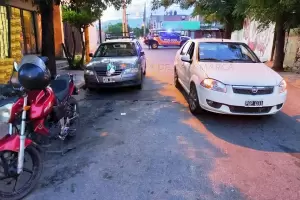 En vsperas de Navidad, un motociclista impact contra dos vehculos