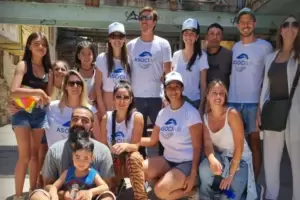 Pampita Ardohain y su marido entregaron regalos en la ONG Fuerte Apache