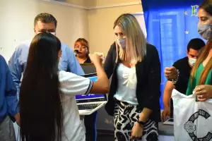 La ministra Andrea Centurin entreg netbooks a los alumnos de la Escuela de Huillapima