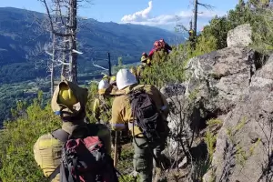 Prosigue la labor de los brigadistas catamarqueos en Chubut