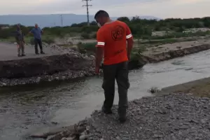 Defensa Civil advierte que colaps el badn que cruza el Ro del Valle y pide que no circulen en la zona