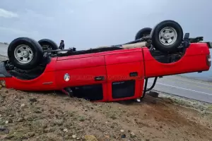 Espectacular vuelco de una camioneta en la Ruta Nacional 40
