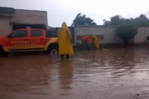 La lluvia de la madrugada aneg viviendas y Defensa Civil socorri a los vecinos