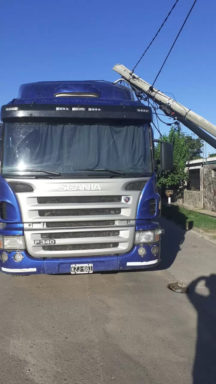 Camión derribó postes y dejó sin luz al norte de la Capital