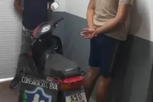 Le toc� la cola desde una moto y qued� registrado en las c�maras