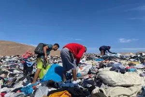 La contaminacin impensada: montaas de ropa sin usar se acumulan en el desierto de Atacama