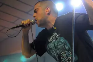 El "Pato" Fontanet cant en el homenaje a las vctimas de Croman