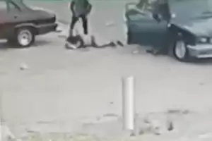 Brutal femicidio: bale a su esposa delante de su hijo y despus le peg culatazos