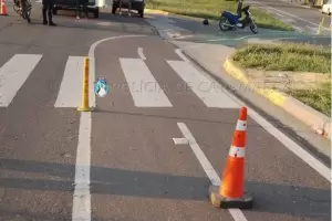 Una camioneta choc� contra una moto: una mujer result� herida