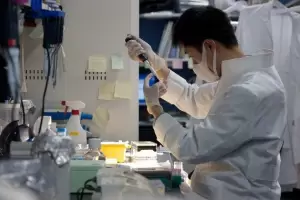 Farmacutica japonesa intenta desarrollar vacuna inmunizadora para toda la vida