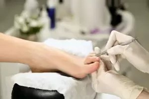 Le hicieron una pedicura con utensilios sucios y termin con una pierna amputada