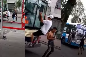 Un grupo de jvenes festej cortando la calle y bailando sobre el techo de un colectivo
