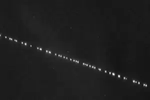 Una hilera de luces ilumin el cielo en algunas provincias y estallaron las redes