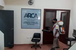 Por casos de Covid, desinfectan las oficinas de ARCA