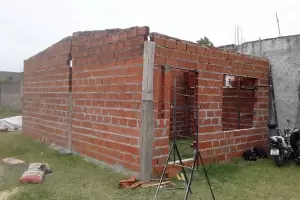 "Comer� arroz, pero es mi casa": con 24 a�os pudo sobreponerse y est� construyendo su hogar