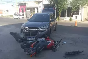 Una moto y un auto protagonizaron un siniestro vial