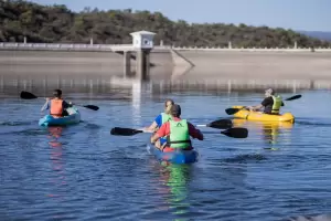Kayak y tirolesa en el Dique El Jumeal
