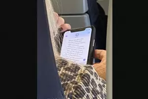 Esto es legal?: viajaba en avin, espi el chat de la pasajera de adelante y descubri que tena Covid