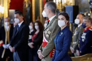 Momento incmodo: la reina Letizia protagoniz un blooper en pblico y debi ser asistida por su esposo