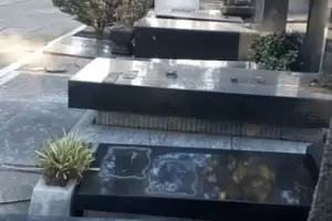 La AMIA denunci� el robo de m�s de 300 placas en las tumbas de su cementerio