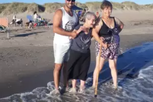 A los 100 aos cumpli su sueo de conocer el mar: "Gritaba y se rea de la emocin"