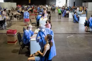 Un prestigioso mdico israel cree que las terceras dosis podran marcar el fin de las grandes campaas de vacunacin contra el COVID-19