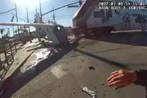 Cay su avioneta, sobrevivi y, unos segundos despus, casi lo atropella un tren
