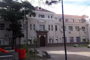 Adolescente que andaba en bicicleta result lesionado tras chocar con una moto