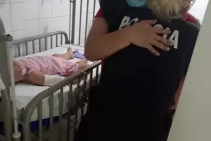 Una polica le practic RCP a una beb que se ahogaba y le salv la vida: "Est respirando!"