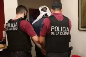 Un mdico fue arrestado por vender certificados truchos y personas antivacunas realizaron una manifestacin