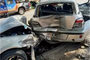 Choc con dos autos estacionados en el centro y qued lesionado