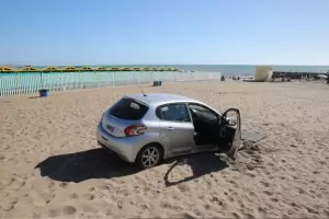 Mar del Plata: se metieron con el auto pese a que no se poda y quedaron encajados