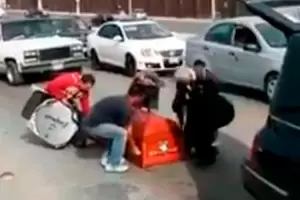 Inslito: un atad se cay de un coche fnebre en plena calle