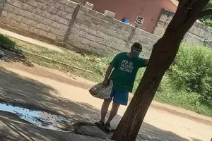 Gesto conmovedor: tiene 80 aos y todos los das le lleva golosinas a su nieta que est aislada