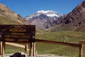Mendoza: evacuaron el Aconcagua por un alud de piedras y barro