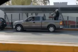 Un grupo de amigos esperaba ser vacunado y realiz un asado