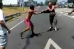 Por una discusi�n lo arrastr� por la ruta, colgado de la ventanilla del auto