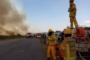 Continan trabajando en los focos de incendio y una familia tuvo que ser desalojada