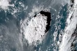 Preocupacin en el Pacifico Sur por alertas de tsunami para EE.UU y Japn y un volcn submarino en Chile