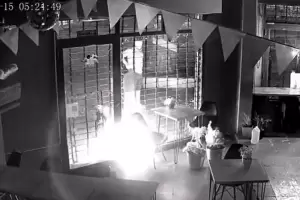 Dos hombres arrojaron un almohadn incendiado a un local LGBT+ y la cmara de seguridad los capt