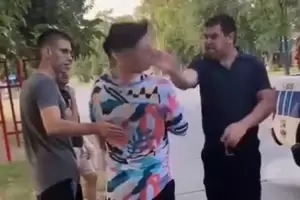 Echaron a dos policas de San Luis por darle una bofetada a un joven: Mir la camisa que tens vos