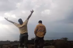La emocin de los brigadistas ante lluvia que ayud a combatir las llamas del cerro Ancasti
