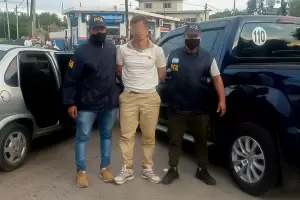 Un hombre con pedido de captura de la Interpol fue capturado por ir a un "telo" con su novia