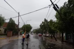 Fray Mamerto Esqui: San Antonio qued sin luz por la cada de postes de energa